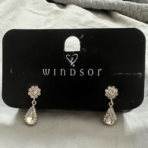 NWT windsor dangled silver earrings